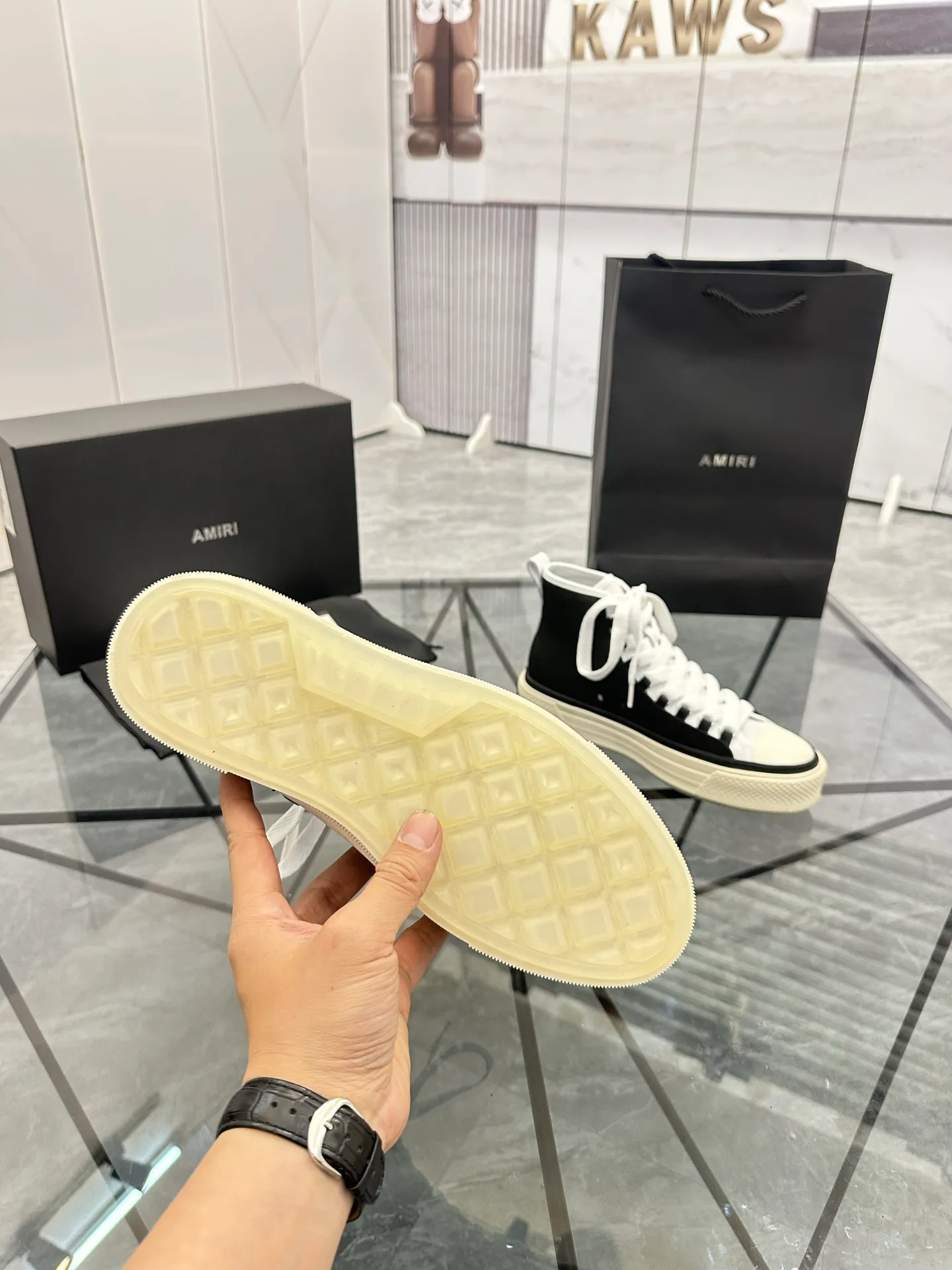 Men's shoes: 💰P560¥ Guangzhou top quality Product trademark: AMIRI* "Amir*" high-top casual shoes Regular size: 39-44 (can be customized to 45) Product materials: upper imported first-layer cowhide stitching original material, sheepskin lining, original outsole. Number: 525